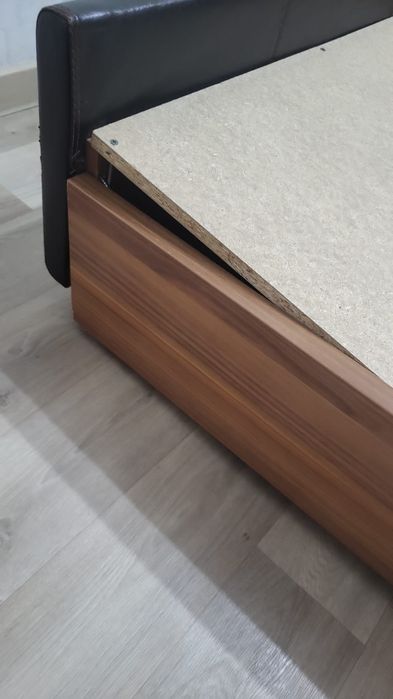 Продам кровать без матраса.