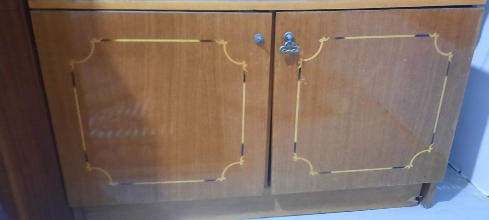 Продаётся белорусская крепкая красивая прочная стенка,  плюс подставка