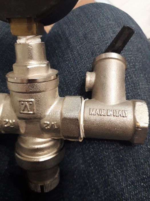 Продам редуктор давления воды.