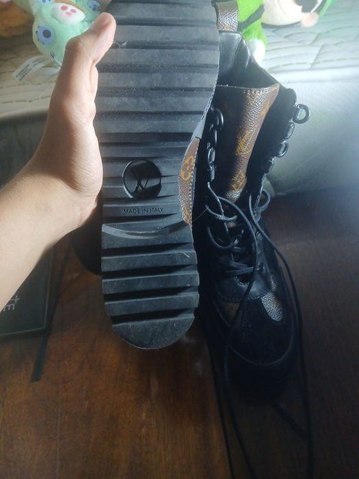 Lui Vuitton Laureate Desert Boot).