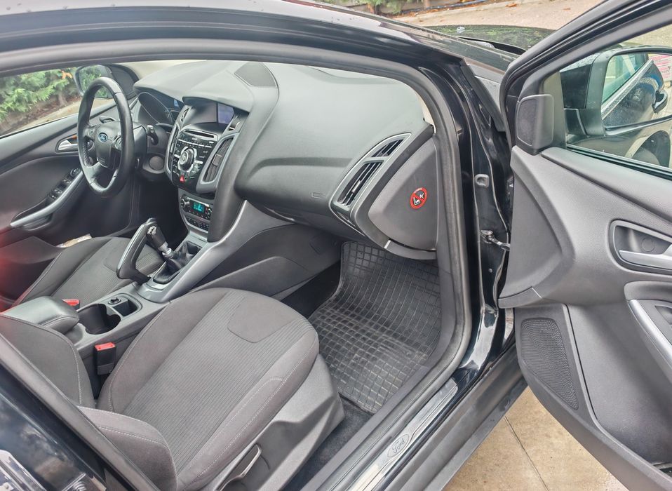 Vând sau schimb cu 8+1 Ford Focus 1.6 benzina euro 5