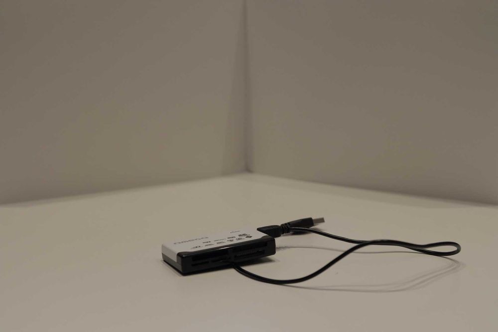 Canon DSLR 400D + дистанционнен спусък + четец на карти + малка чанта