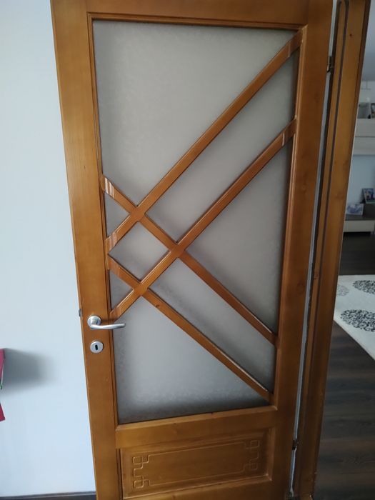 Vând 4 uși lemn  masiv 470 ron bucata