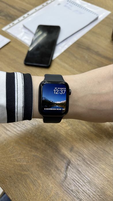 Продам Apple Watch SE