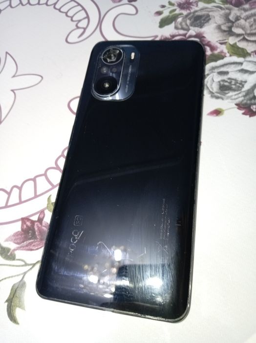 Poco F3 orqa kamera steklo singan lekin qolgan hammasi joyida