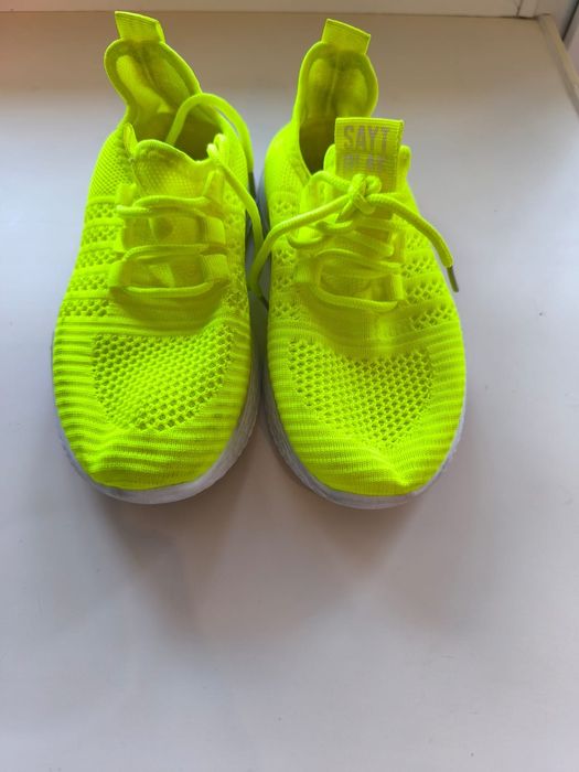 Новые кроссовки для занятий физкультурой