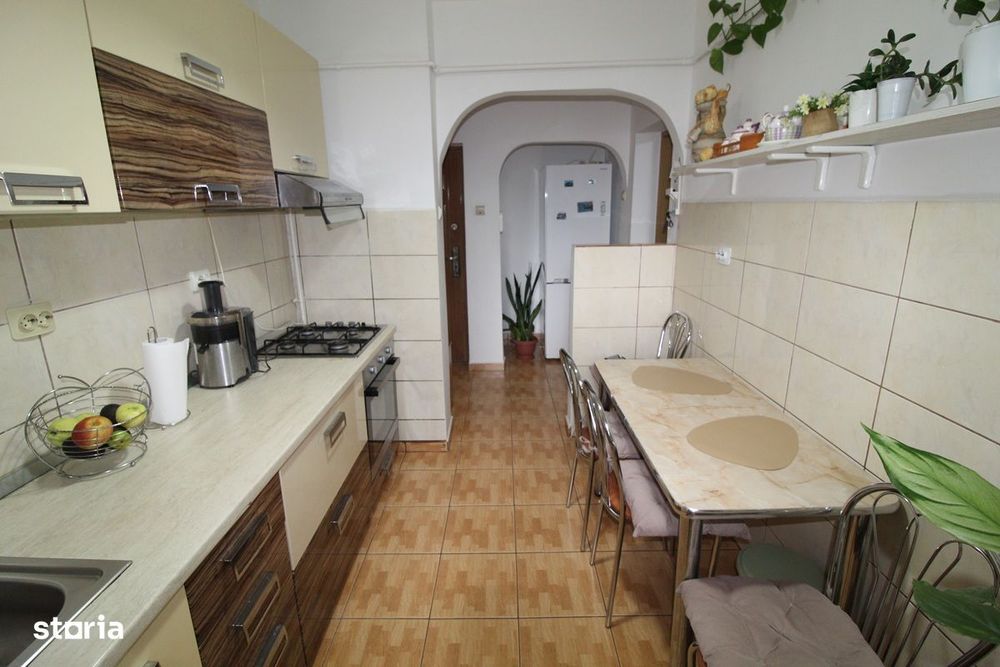 Vând apartament 2 camere în Hunedoara, Dunărea-Str. Cerbului, parter..