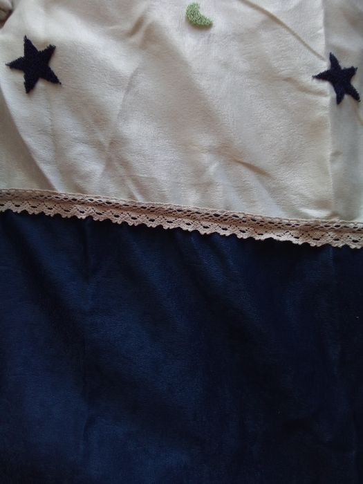 Две плътни плюшени завеси