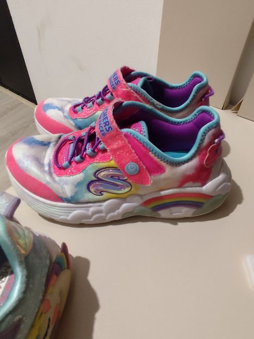 Adidași Skechers 32,