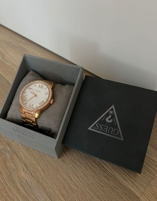 Часы женские Guess