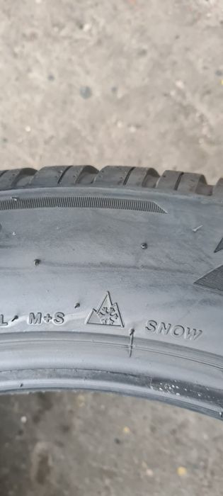 4 anvelope iarna Bridgestone 255/50/19.Pretul este pe bucata.