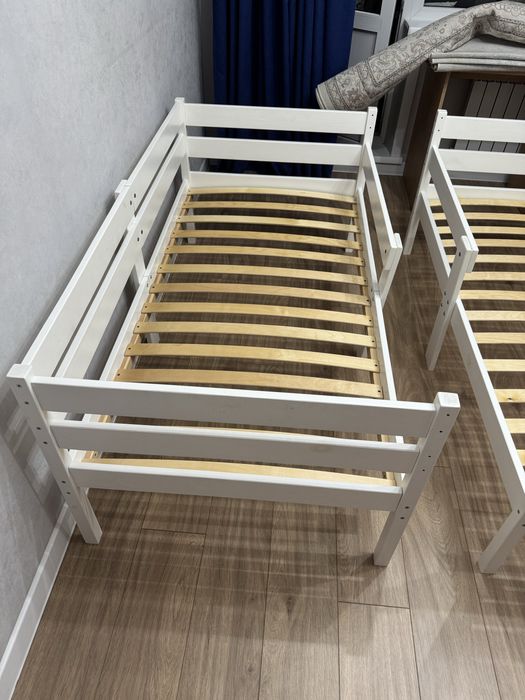 Продам 2 детские кровати с матрасами