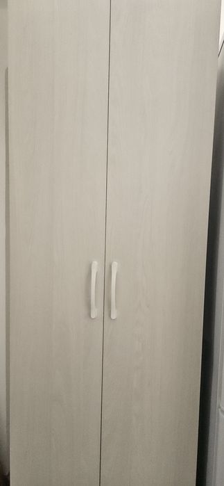 Продается шкаф двухдверный