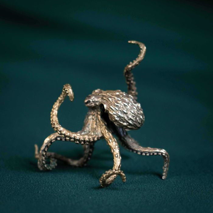 Серебряная статуэтка осьминога