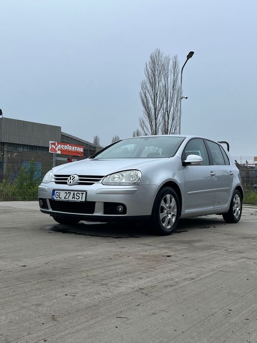 Vând golf 5 benzina 2799€