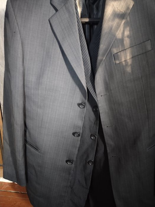 Продаю Костюмы новый