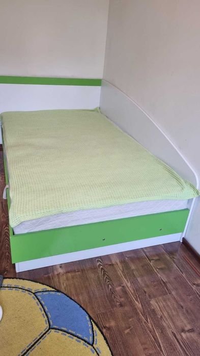 Детска стая с легло и гардероб