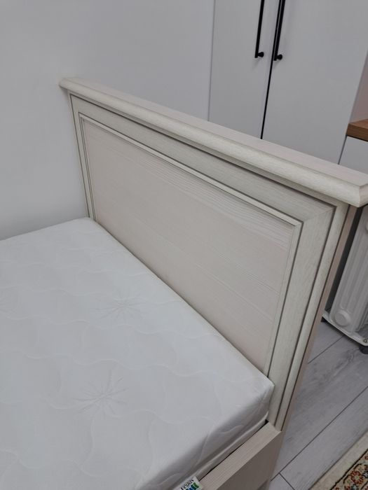 Кровать с ортопедическим матрасом.