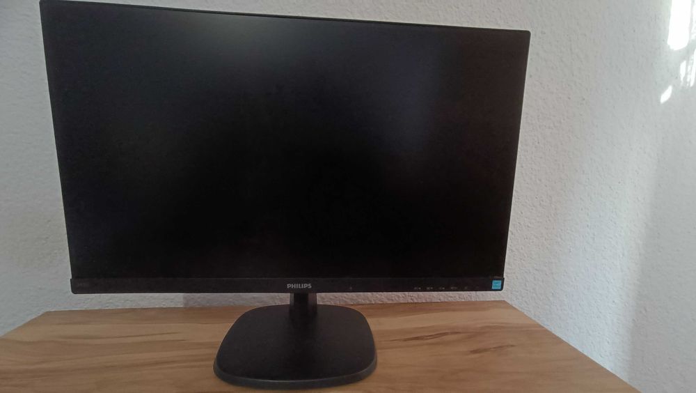 Геймърски компютър + монитор philips