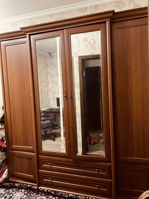 Продам вместительный шкаф для одежды (четырехдверный)