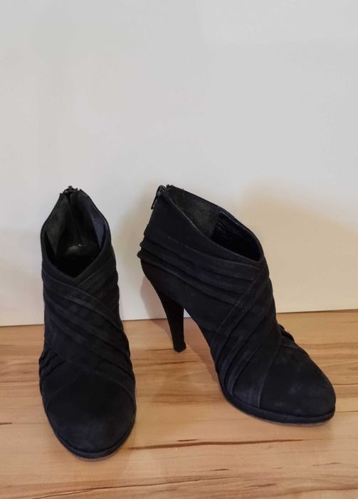 Ботуши  естествена мека кожа.Нови. С цип .
37 рр. Ток 4см. Удобни