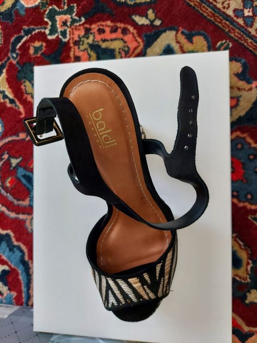 Босоножки на каблуках