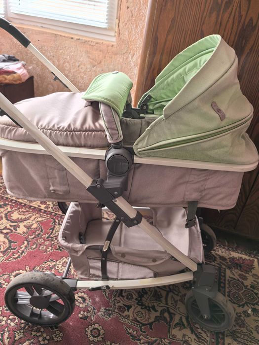 Продавам запазена бебешка количка