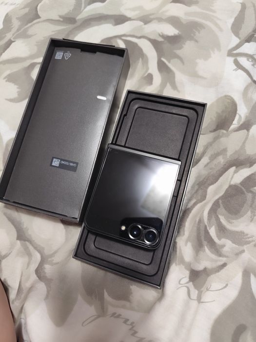 Samsung Galaxy Z Flip 7 FE, 128GB, Black, Cutie Originală + Accesorii