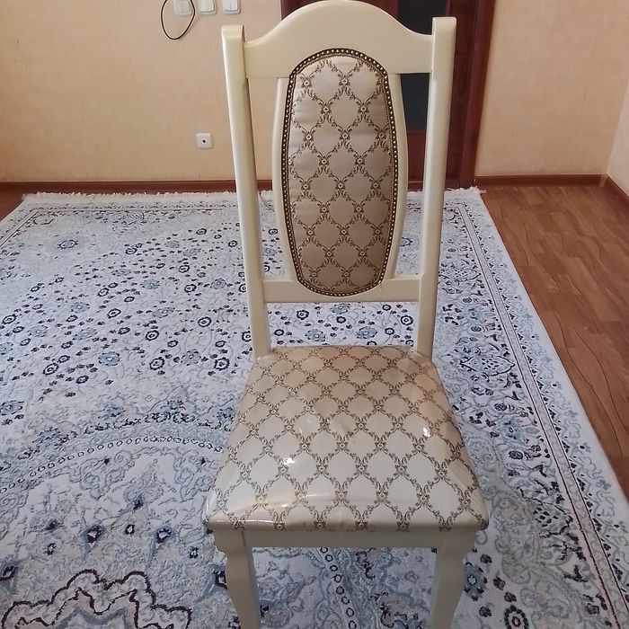 Продаётся стол со стульями