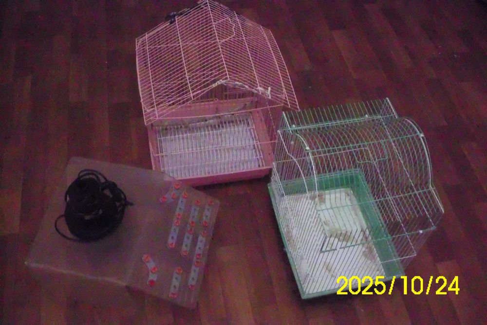 Клетки для попугаев.