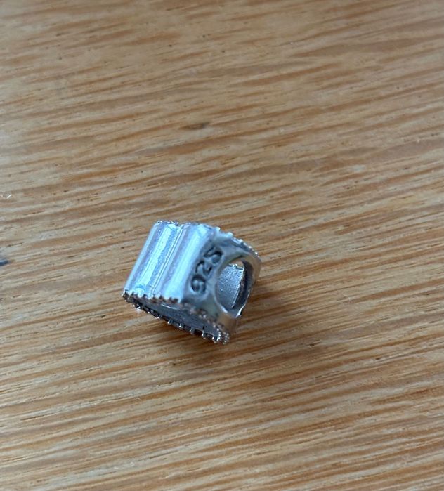 Продавам сребърен талисман за гривна