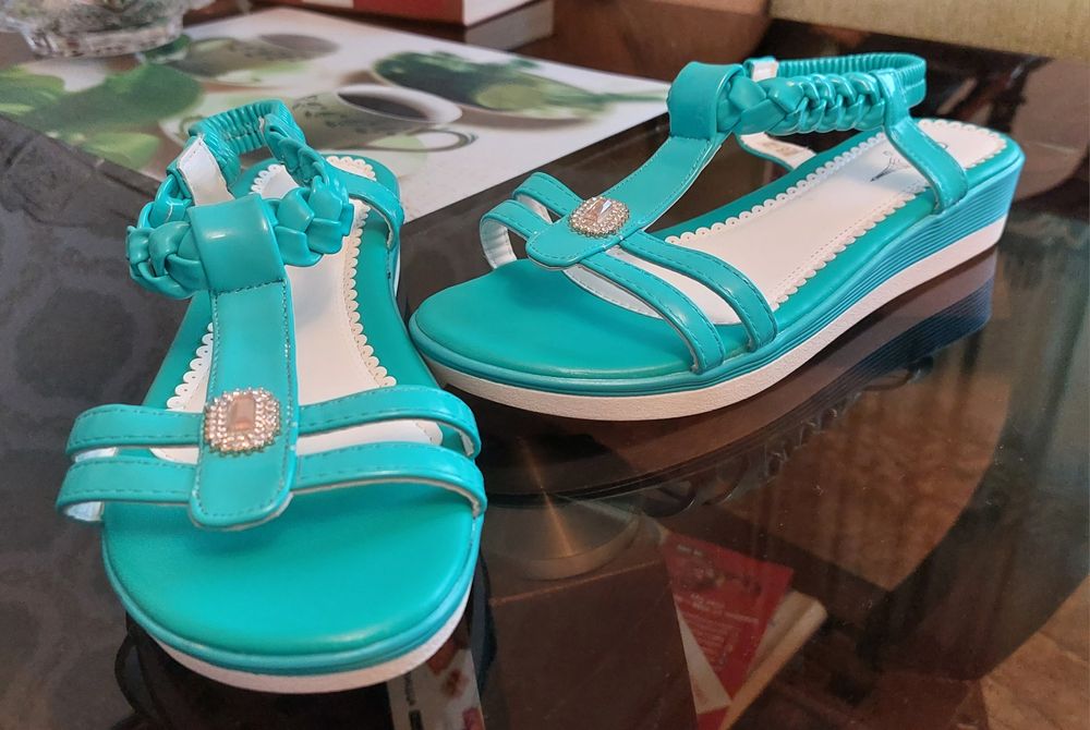 Босоножки новые 41 (маломерки)