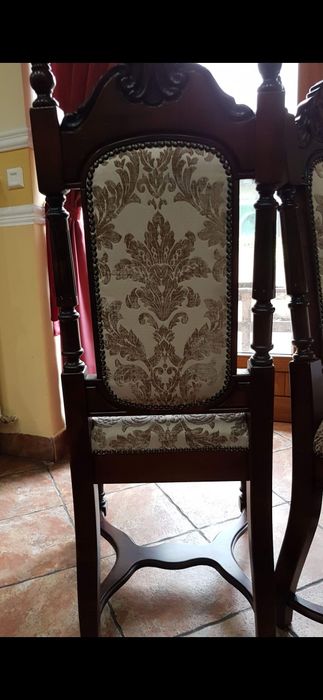 Vând masă cu 6 sau 8 scaune din lemn masiv stejar