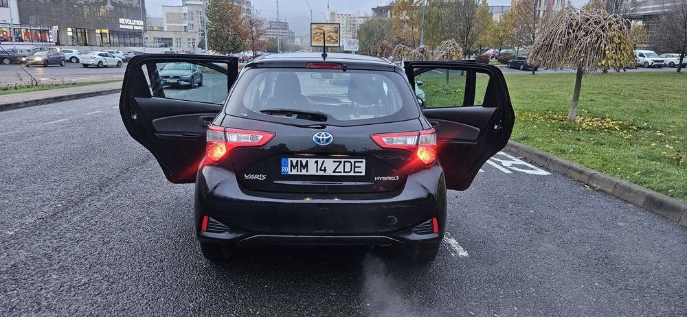 Toyota Yaris Hybrid, fără accidente, în garanție, înmatriculată