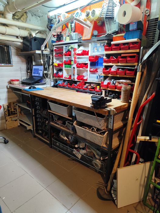 Vând banc(masă)de lucru complet