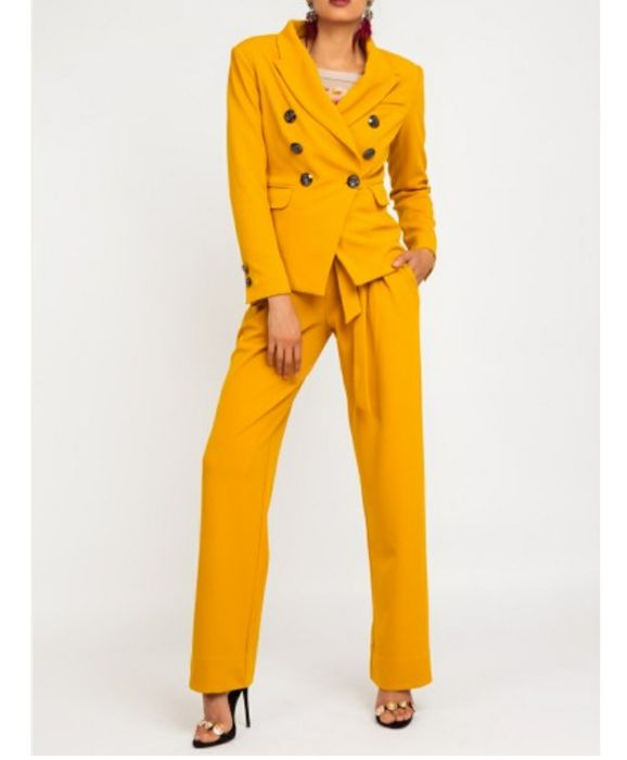 Costum elegant/casual,de designer,model rosu pe interior;