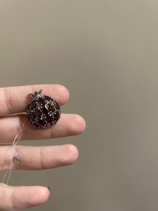 Ювелирная брошь в виде граната