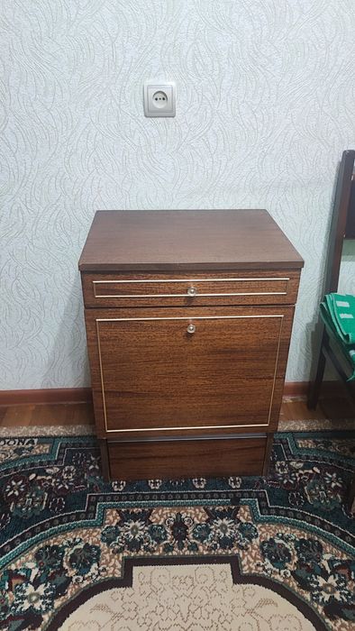 две тумбочки прикроватные