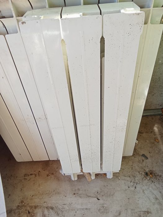 vând două calorifere din aluminiu o ușă  de metal  și Janse din aluminiu de Duster