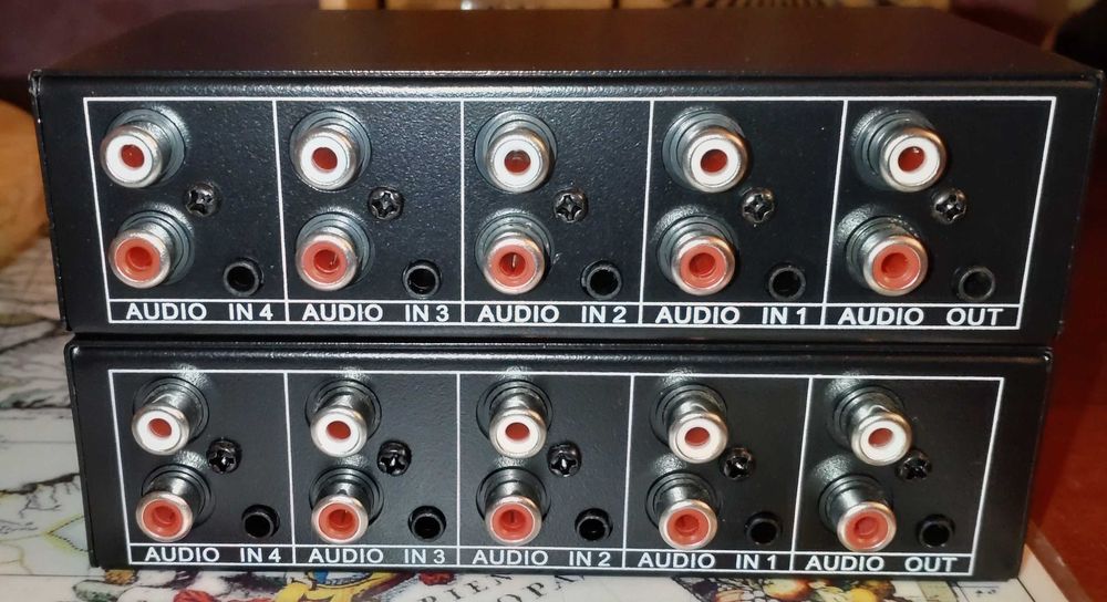 Set splitere audio din metal cu patru intrări și o ieșire fiecare