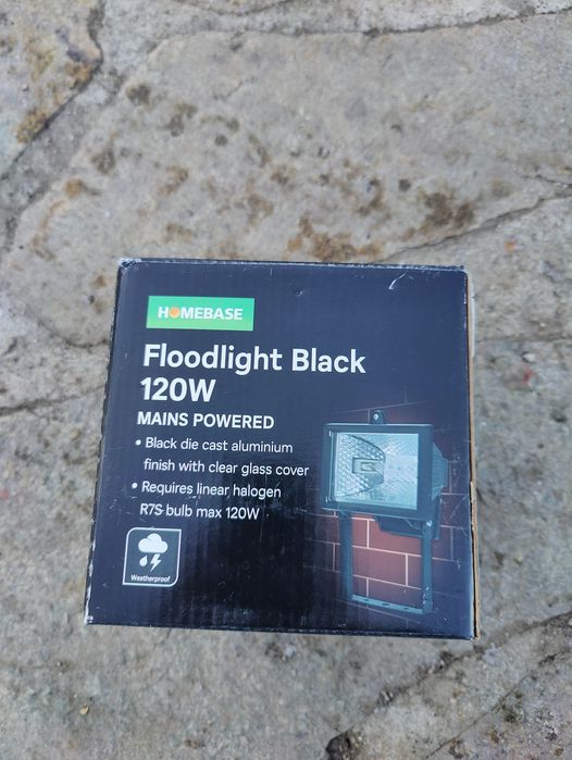 Продавам халогенен прожектор / лампа 120w