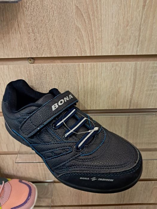 Спортивные туфли.