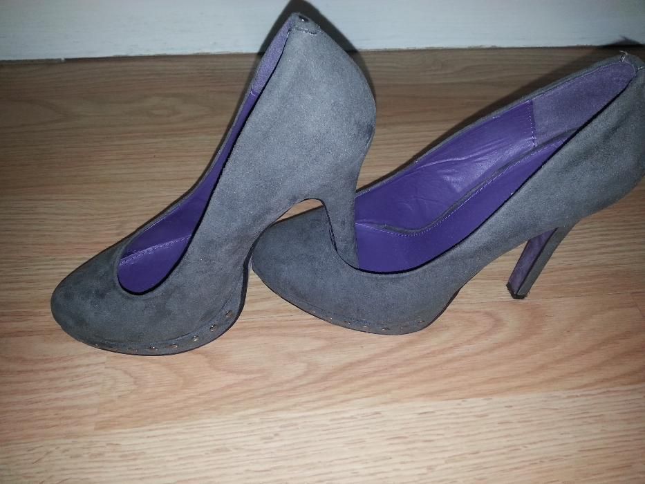 затворени ниски и обувки на ток