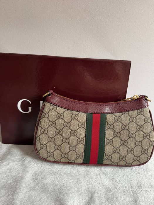 Нова чанта на Guess