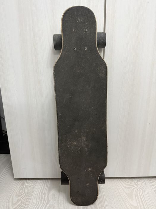 Vând Longboard foarte puțin utilizat