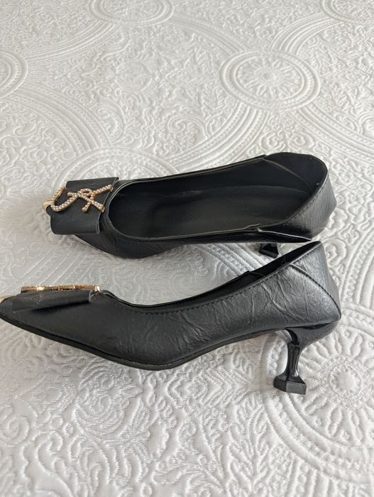 Туфли новые со стразами