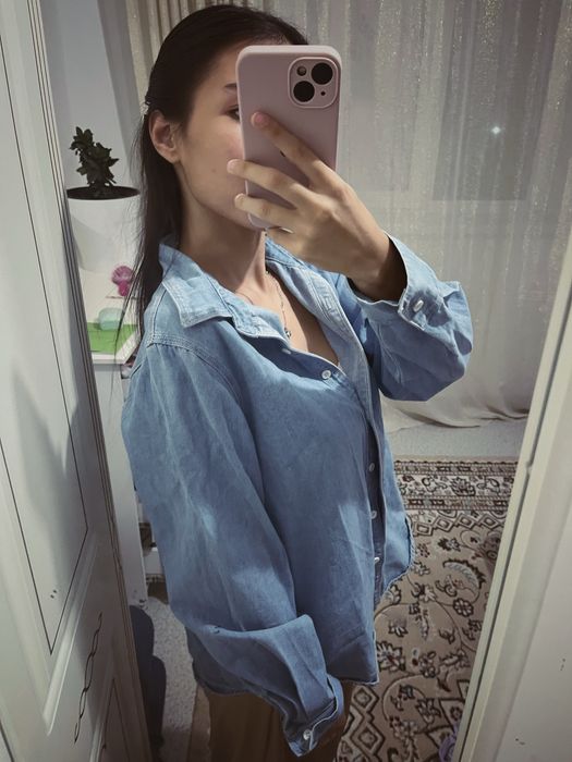 стильная голубая рубашка)