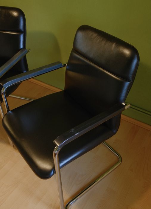 Pereche de Scaune Cantilever din Piele Thonet – Originale