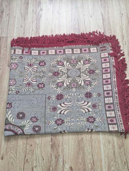 Жакардова покривка за маса с ресни