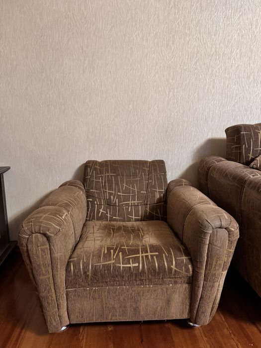Продам диван с двумя креслами